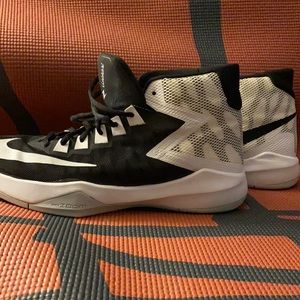 Nike Zoom devosion basketball shoes Size 8.5 Mens